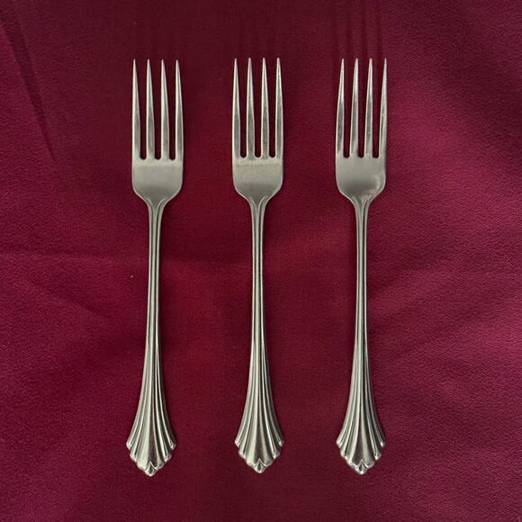 Oneida BANCROFT Dinner Forks Set of 3 Stainless Flatware GLOSSY Outlined 7 1/4” - Picture 1 of 4